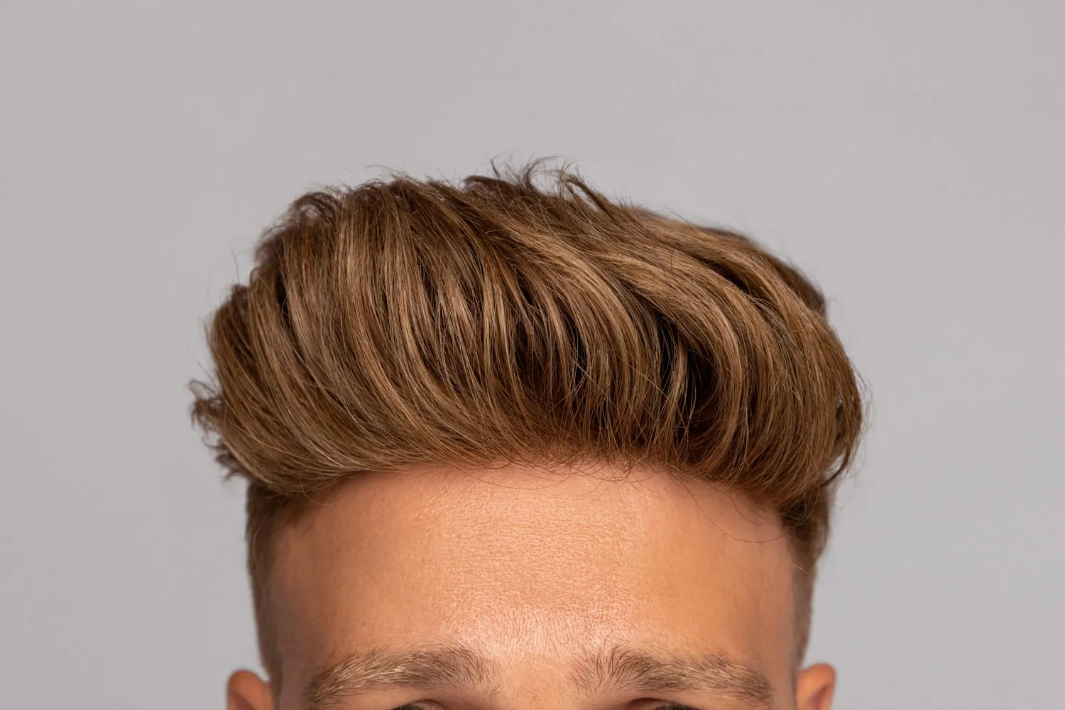 Mann mit vollem Haar dank Hairify Haarsystem – Frontansicht