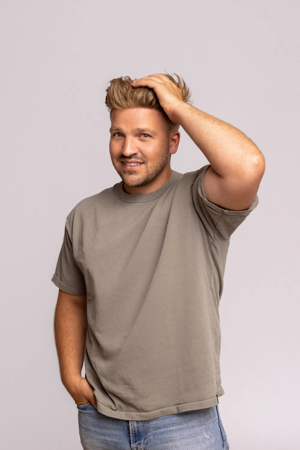 Hairify Kunde Marvin mit Haarsystem, Hand im Haar