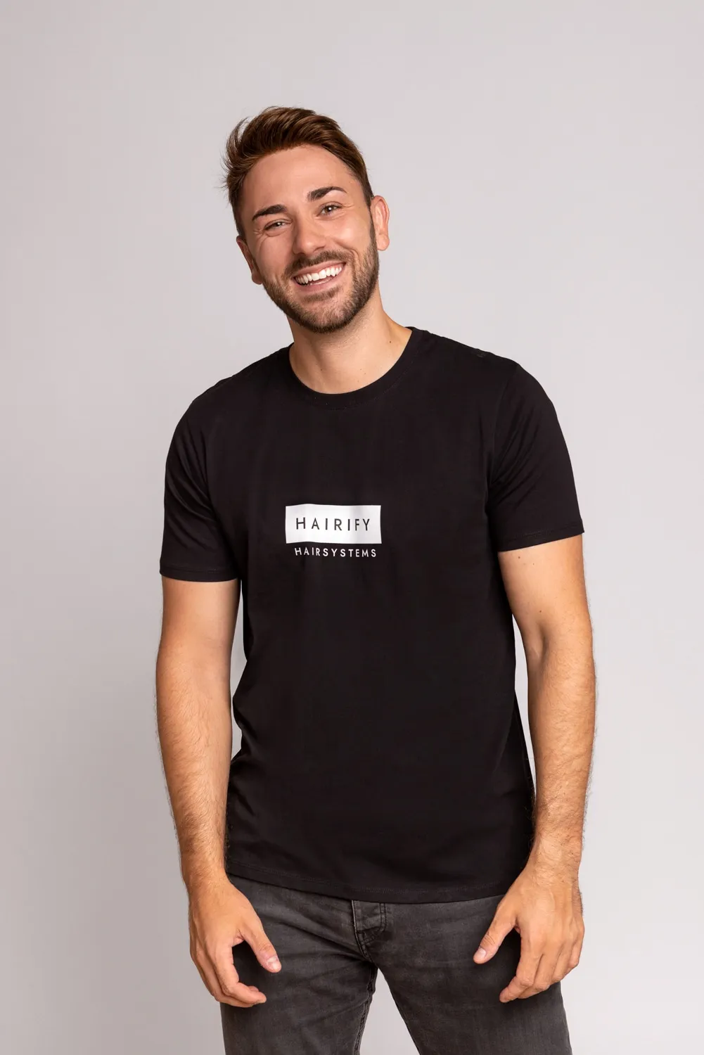 Hairify Kunde Tim mit Haarsystem, lachend im Hairify-Shirt