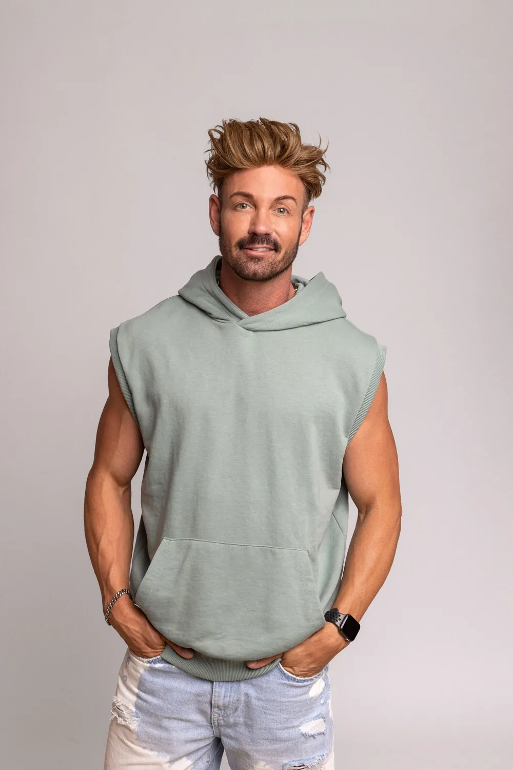 Hairify Kunde Torsten mit Haarsystem, im ärmellosen Hoodie