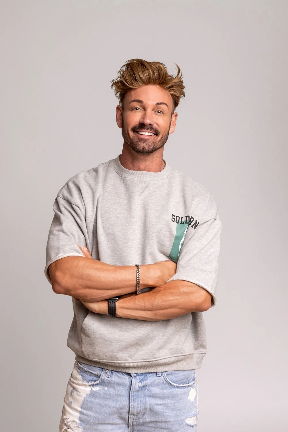 Hairify Kunde Torsten mit Haarsystem, Frontansicht mit verschränkten Armen