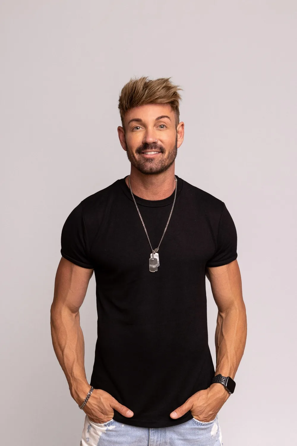 Hairify Kunde Torsten mit Haarsystem, lachend im schwarzen Shirt