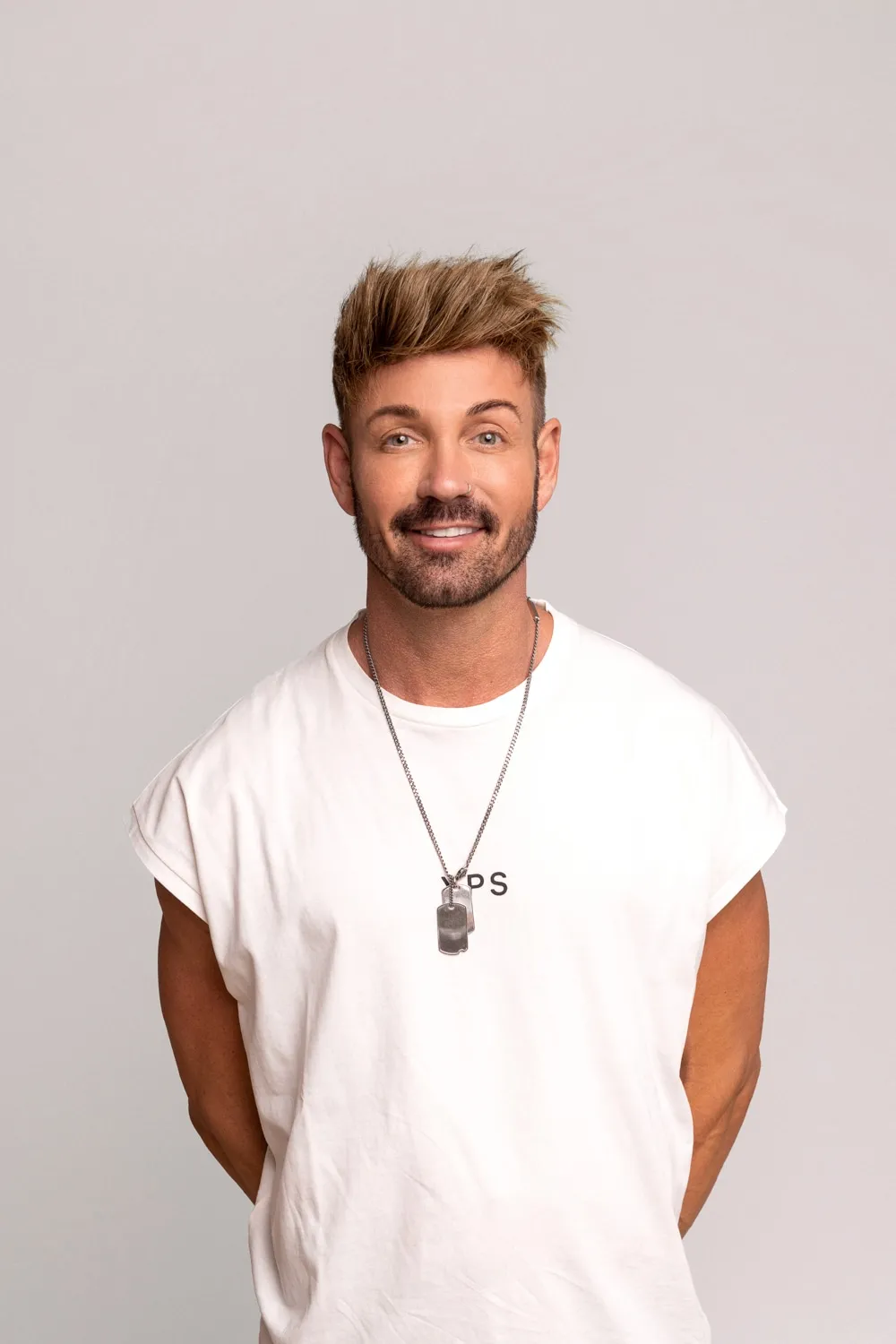 Hairify Kunde Torsten mit Haarsystem, im weissen Shirt