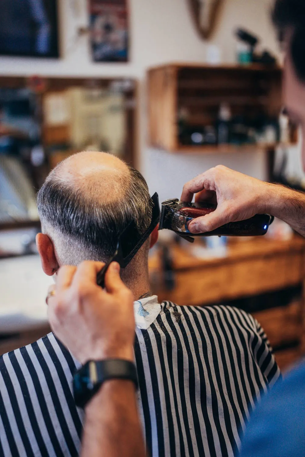 Hairify Stylist passt das Haarsystem von Markus an
