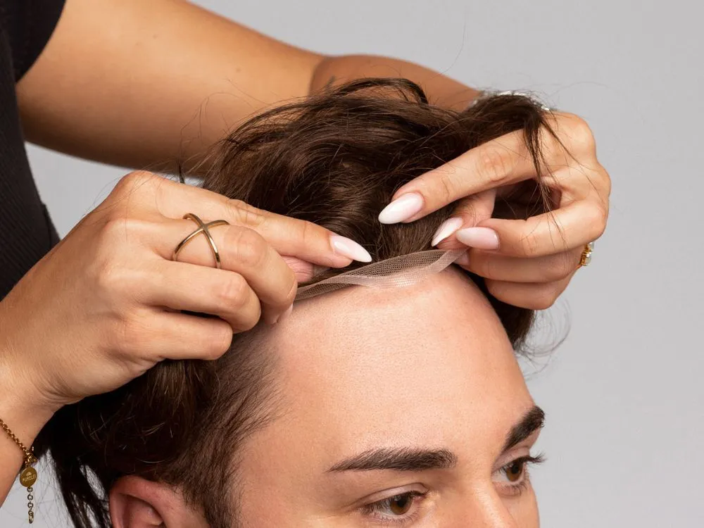 Stylist passt ein Hairify Haarsystem vor Ort an
