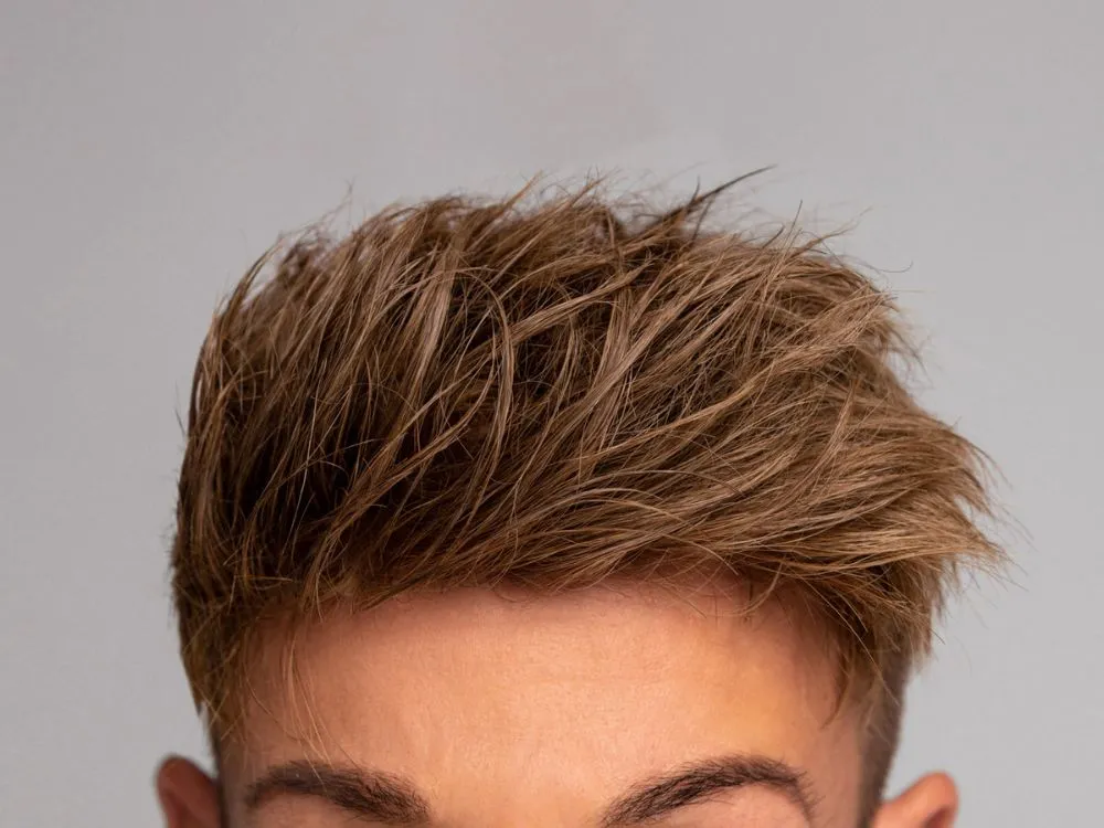 Mann mit vollem Haar dank Hairify Haarsystem